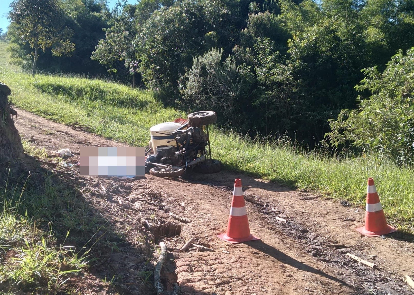 Homem de 23 anos morre após moto adaptada capotar na zona rural de Delfim Moreira, MG