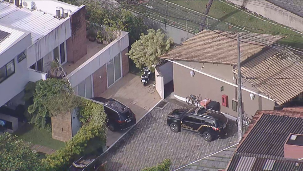 Polícia Federal faz buscas na casa de Carlos Bolsonaro, no Rio de Janeiro — Foto: GloboNews/Reprodução