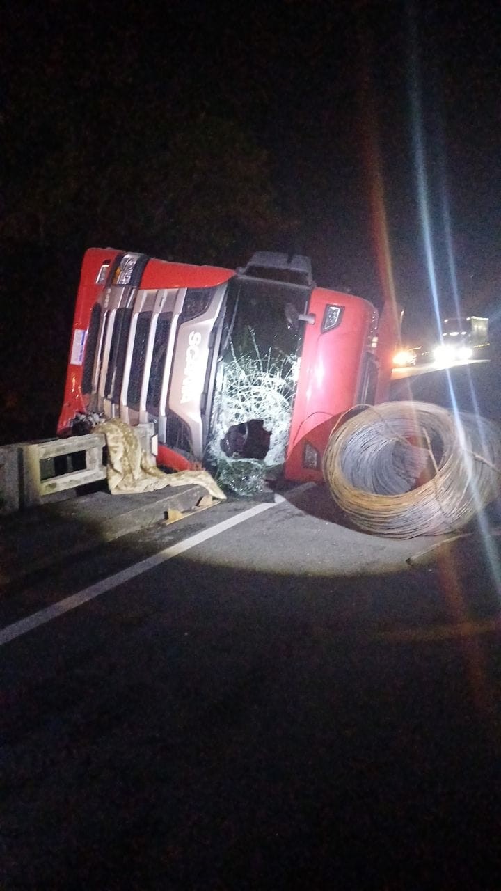 Carreta tomba após bater em mureta central na Via Dutra, em Barra Mansa