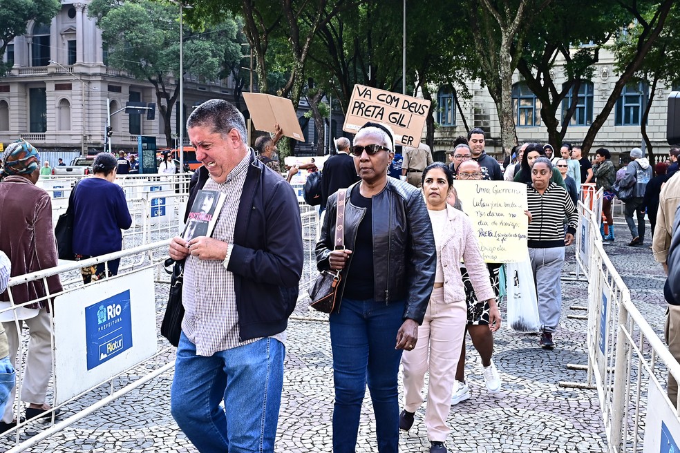 Fãs chegam e formam fila para o Celestino de Preta Gil no Theatro municipal do Rio, no centro da cidade. — Foto: Marcelo Sá Barretto/AgNews