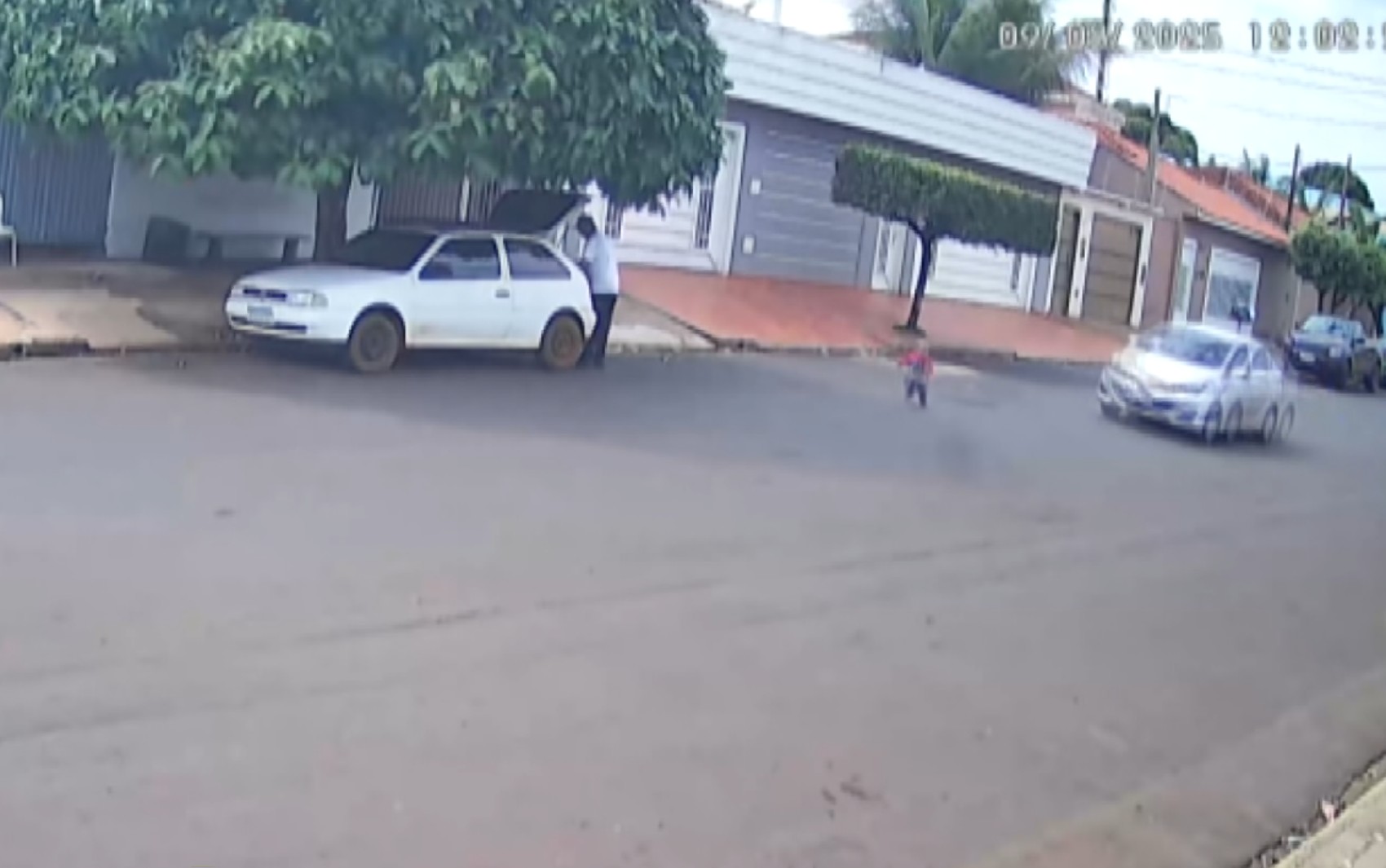 Criança fica feriada após ser atropelada por carro em Brodowski, SP; VÍDEO