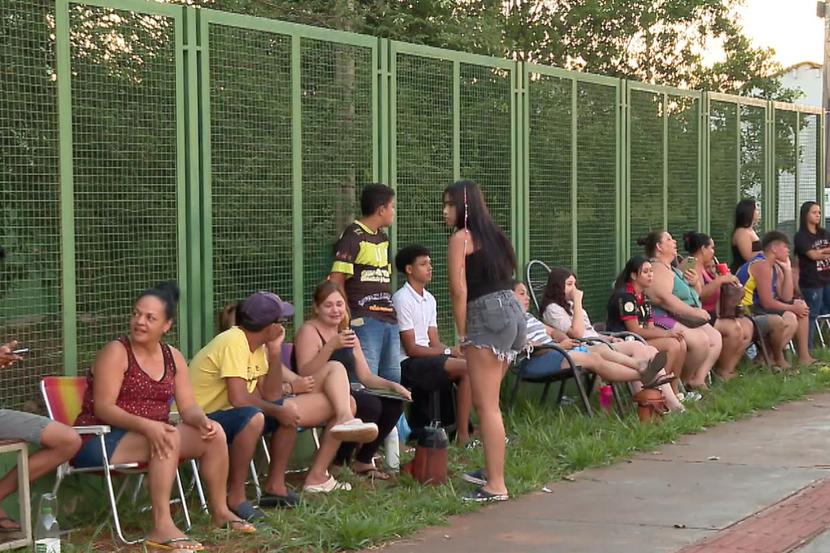 Mesmo com matrícula online, pais dormem em fila em frente a escola em Campo Grande