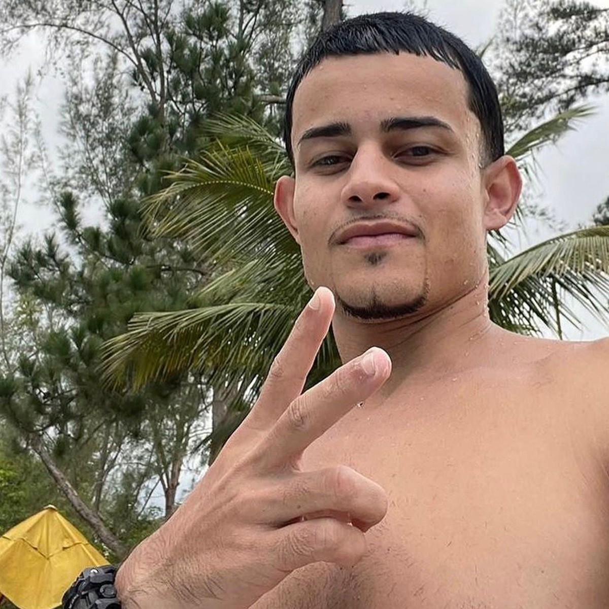 Jovem de 22 anos morre após batida entre moto e carro na RJ-140, em Cabo Frio