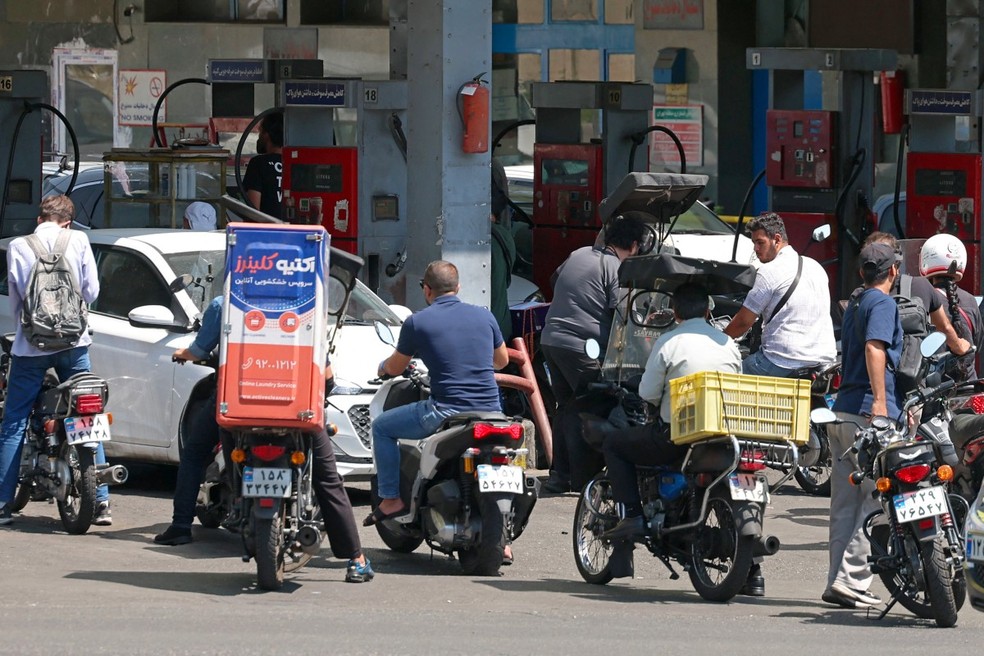 Iranianos fazem filas em postos de combustíveis do Irã em 25 de agosto de 2026 — Foto: AFP