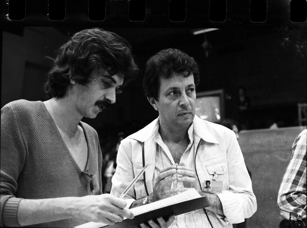 Guto Graça Mello e Daniel Filho nos bastidores de 'Mulher 80'; eles trabalharam juntos em muitas novelas e programas — Foto: Acervo Grupo Globo
