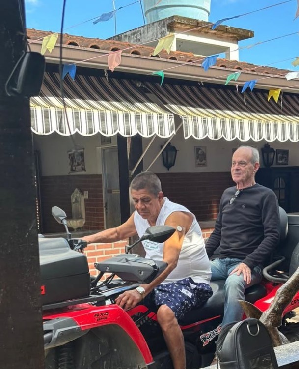 Ney Matogrosso roda por Xerém na garupa do quadriciclo de Zeca Pagodinho