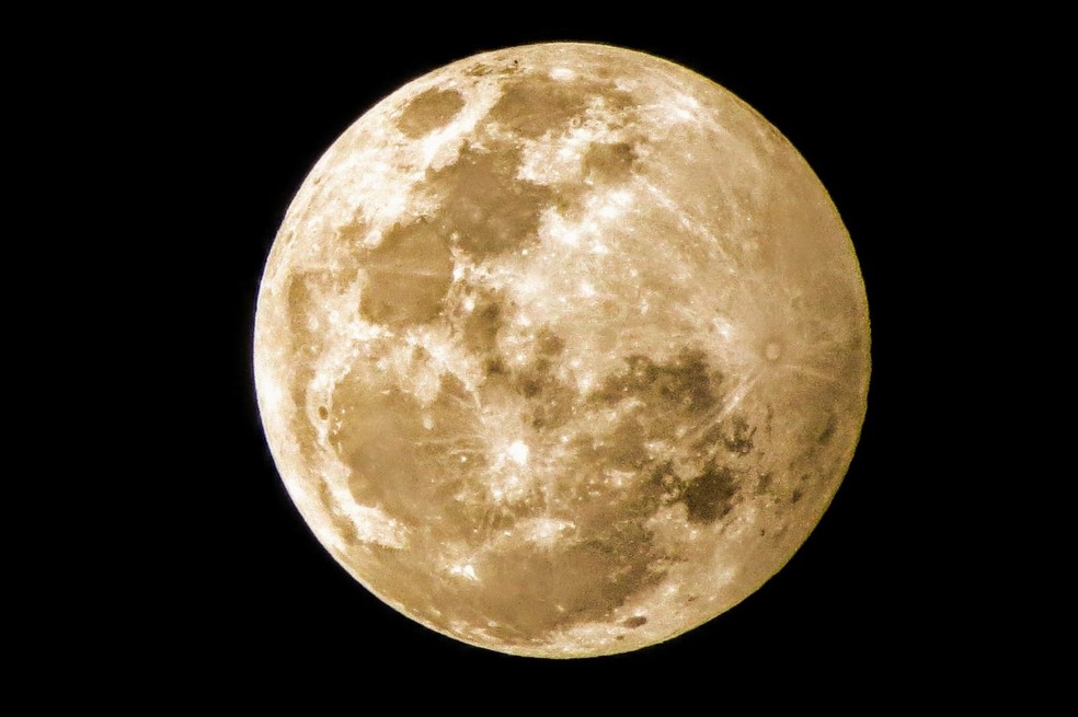 Imagem da superlua amarelada — Foto: Marlon Tenório/ Associação Astronômica de Arcoverde