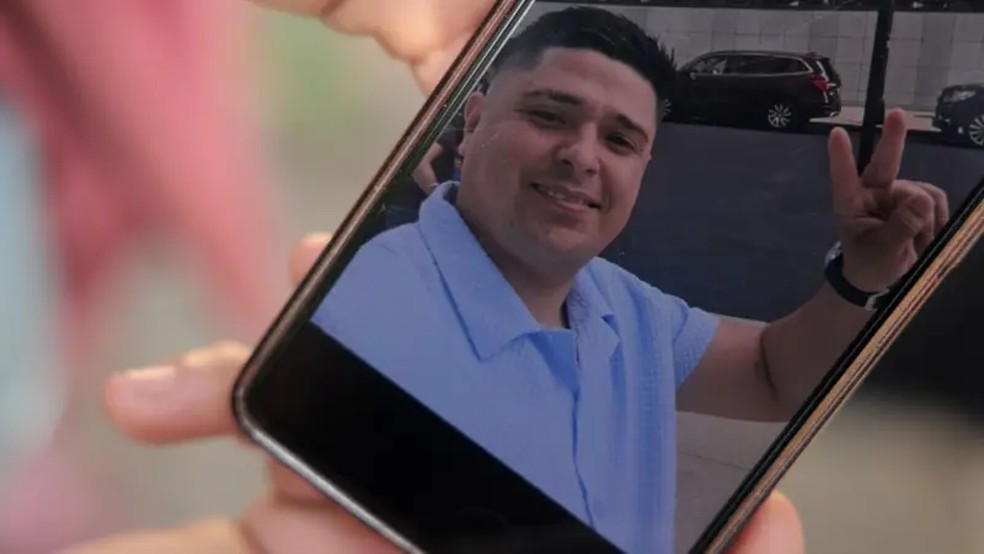 Foto de Darwin, um dos migrantes deportados do voo 164 — Foto: Nicole Kolster/BBC