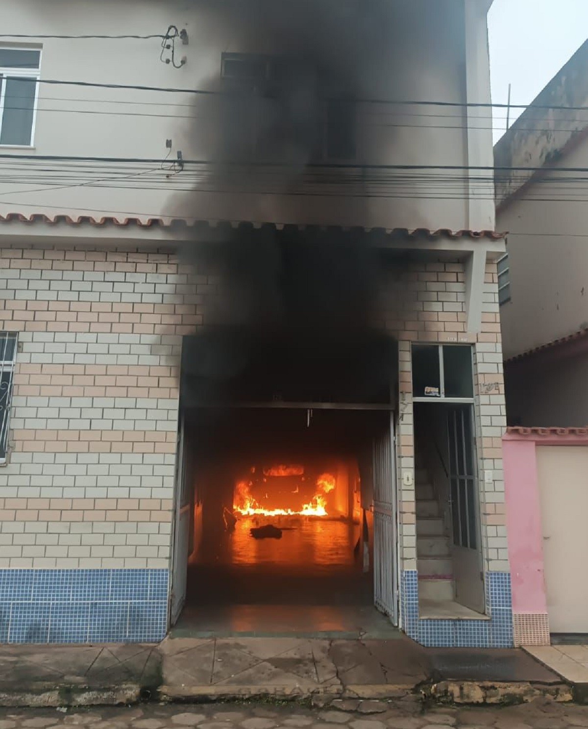 Mulher denuncia ex-namorado de incendiar garagem da casa dela em Bom Jardim de Minas