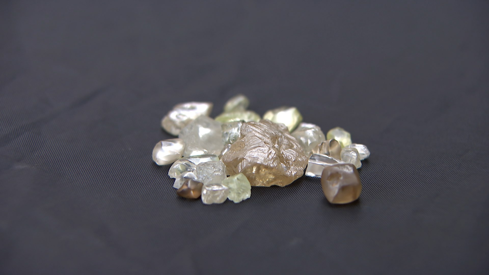 Em Coromandel, é comum ver moradores com diamantes guardados nos bolsos. Eles mostram com naturalidade e orgulho das gemas que levam consigo