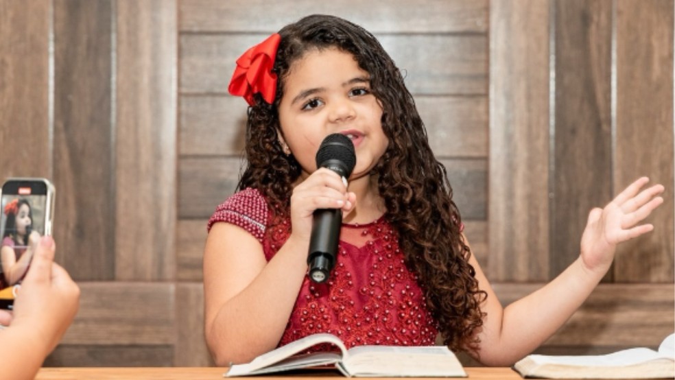 Ester Souza faz as pregações na igreja que frequenta com a família em Votuporanga (SP) — Foto: Reprodução/Instagram