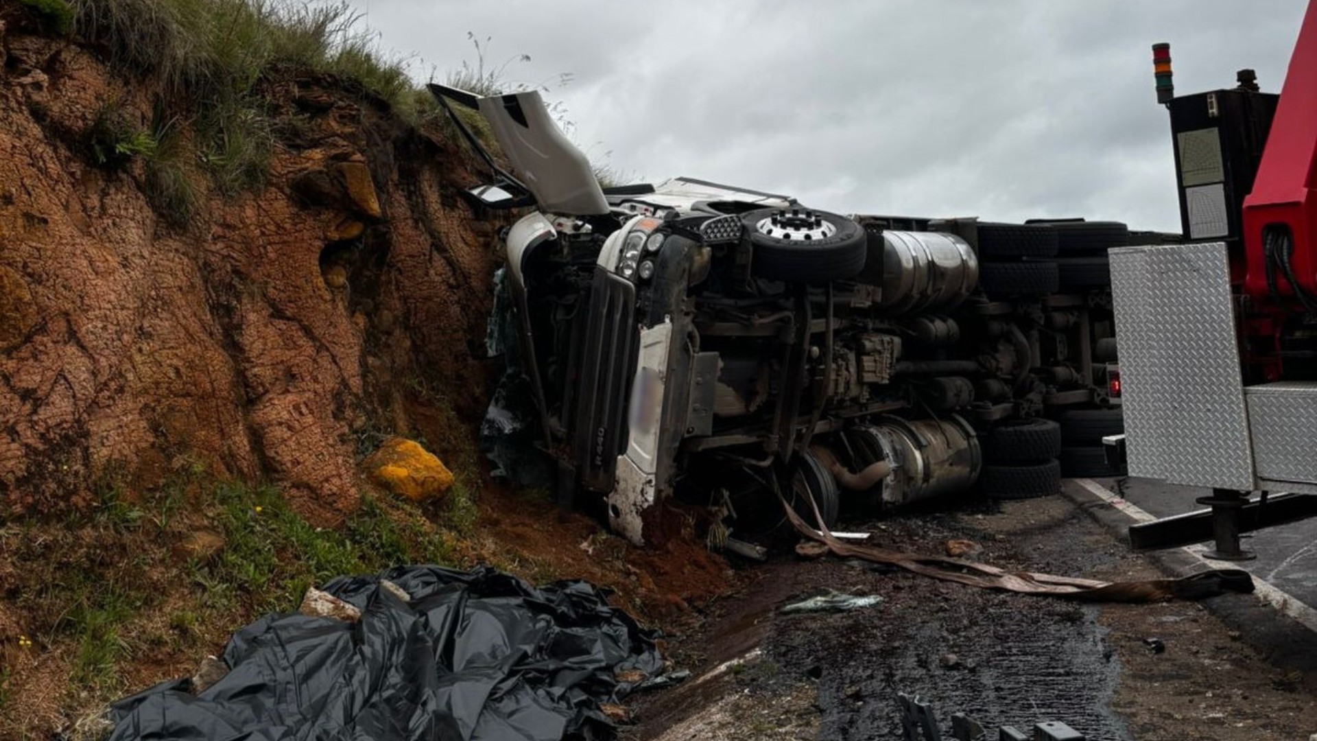 Mãe morre em acidente com caminhão na BR-285, na Serra do RS; criança e marido são retirados das ferragens