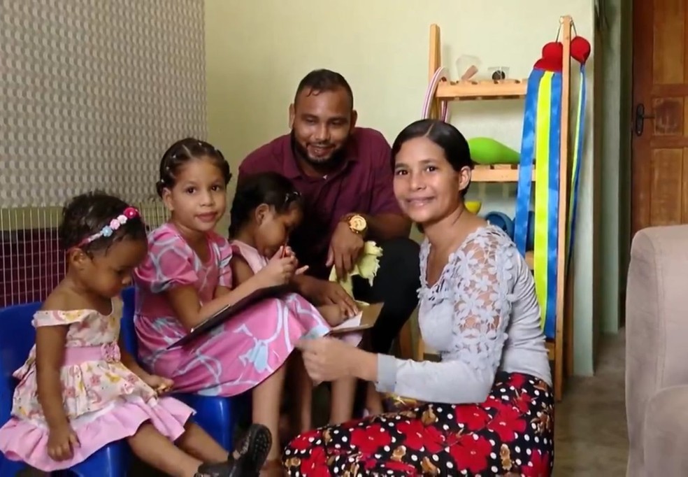 Imigrante venezuelano Félix Rodriguez conseguiu trazer filhas e esposa ao Brasil após anos de trabalho. — Foto: Rede Amazônica