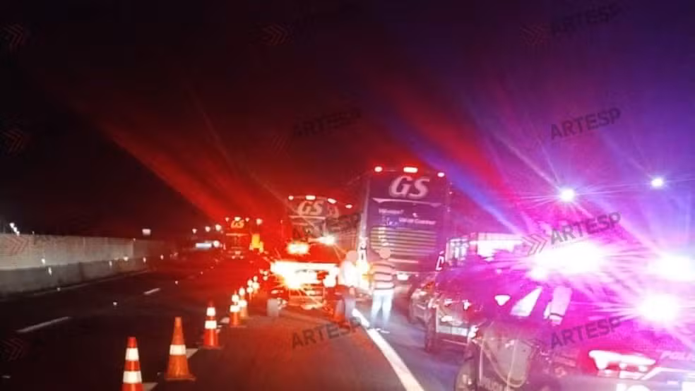 Homem e mulher são baleados após descerem de ônibus na SP-294 em Marília — Foto: Artesp/divulgação