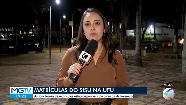 Para driblar multas, caminhoneiro cobre placas com papel higiênico e barro em Uberlândia