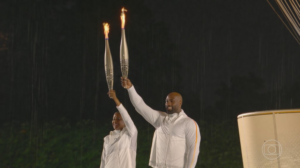 O judoca Teddy Riner e a velocista Marie-Jos&eacute; P&eacute;rec acenderam a pira &mdash; Foto: Jornal Nacional/ Reprodu&ccedil;&atilde;o