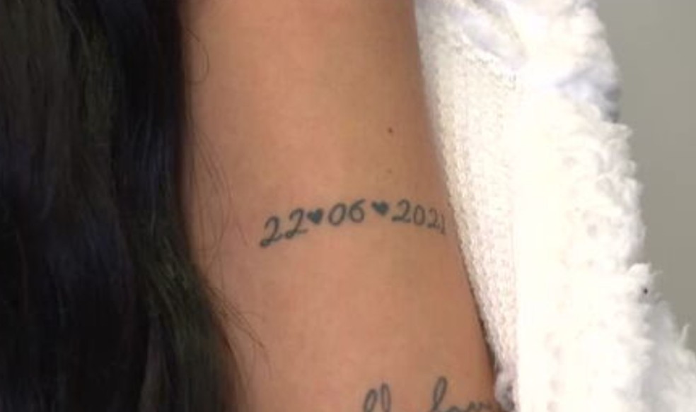 Tatuagem de Fabiana em homenagem ao primeiro dia que encontrou Éverson. — Foto: Reprodução/TV Globo