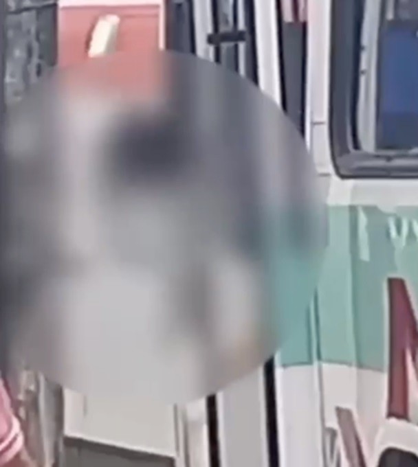 Jovem morre ao colocar a cabeça para fora de ônibus e bater em poste