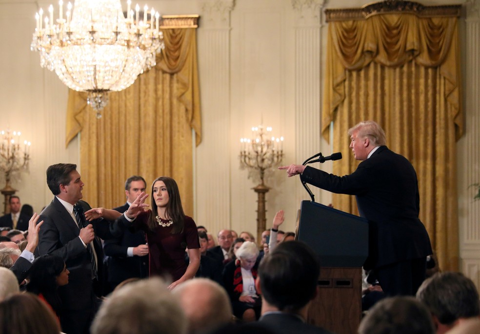 Novembro/2018 - Um membro da equipe da Casa Branca pega o microfone segurado por Jim Acosta, da CNN, enquanto ele questiona o presidente dos EUA Donald Trump durante uma coletiva de imprensa após as eleições legislativas de meio de mandato dos EUA na Casa Branca, em Washington, em 7 de novembro de 2018   — Foto: Jonathan Ernst/Reuters/Arquivo