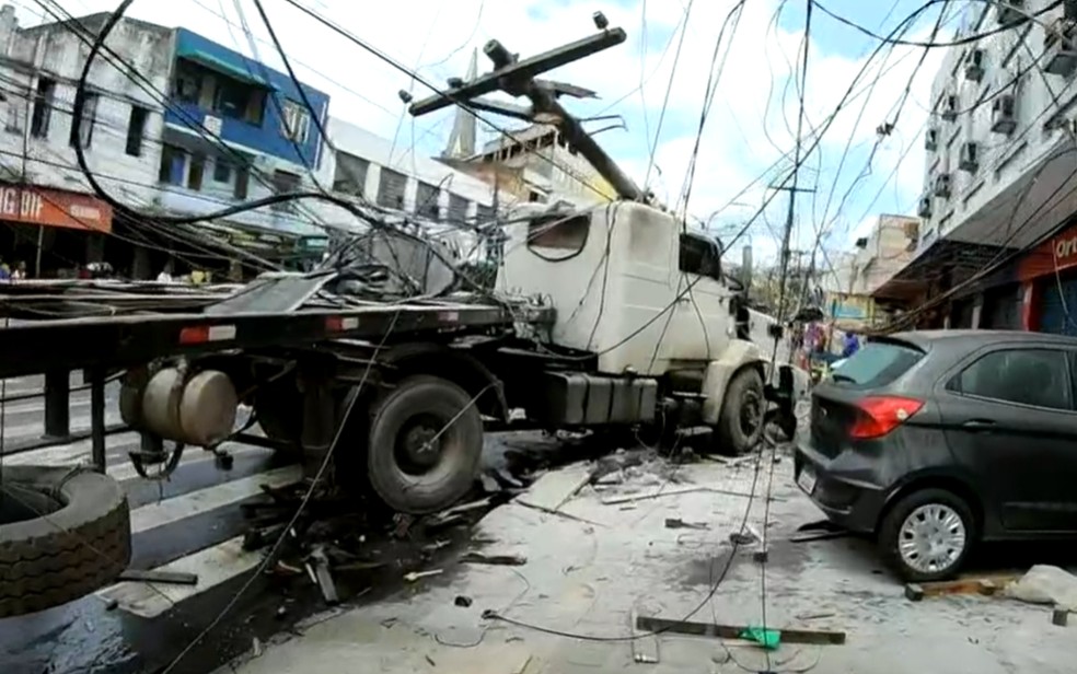 Acidente bairro dos Mares, em Salvador — Foto: Redes sociais