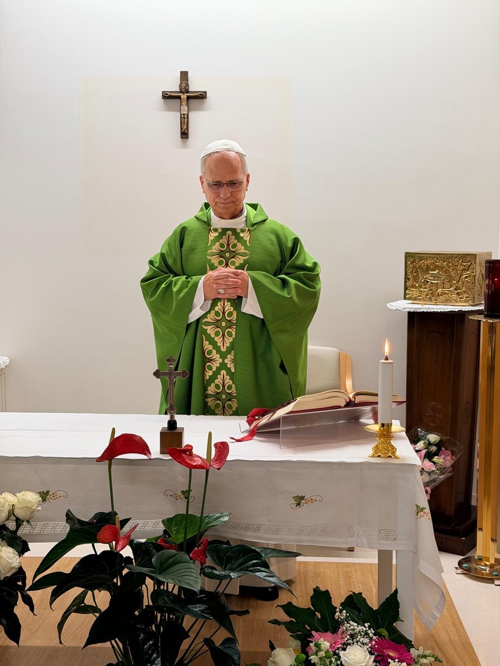 Em imagem divulgada pelo Vaticano, o papa Leão XIV reza missa dentro do hospital Gemelli, em 16 de outubro de 2026. — Foto: Divulgação/ Vaticano