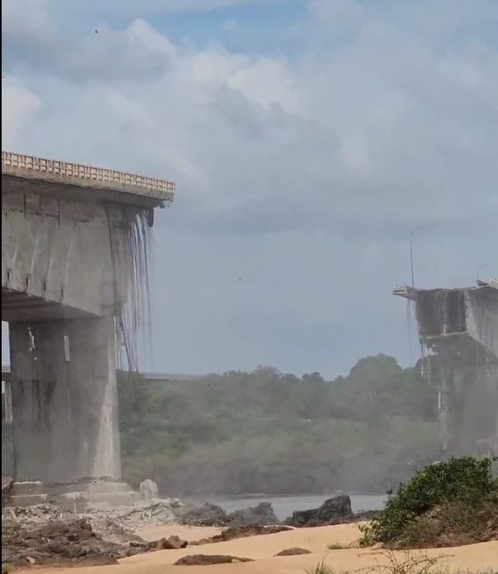 Ponte entre Maranhão e Tocatins desaba sobre rio — Foto: Reprodução/ Redes Sociais