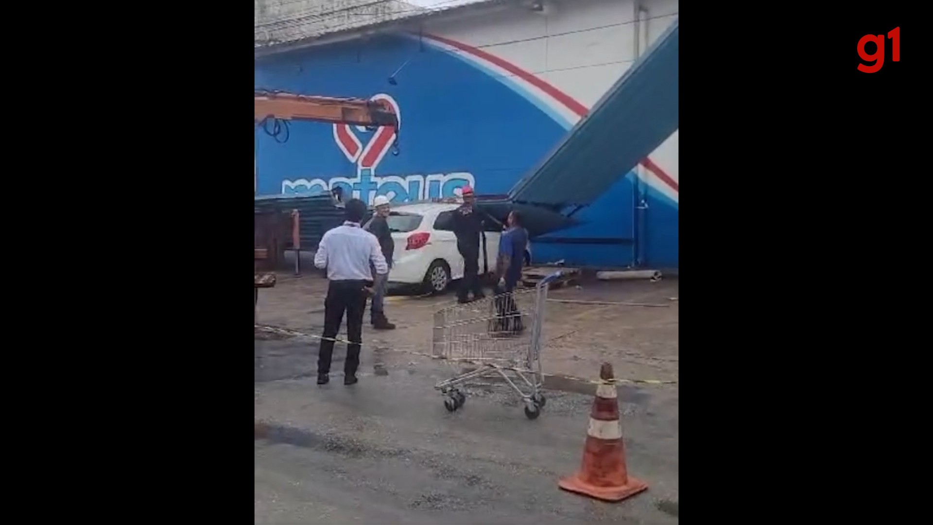 VÍDEO: Estrutura metálica de supermercado cai e atinge cinco carros em São Luís