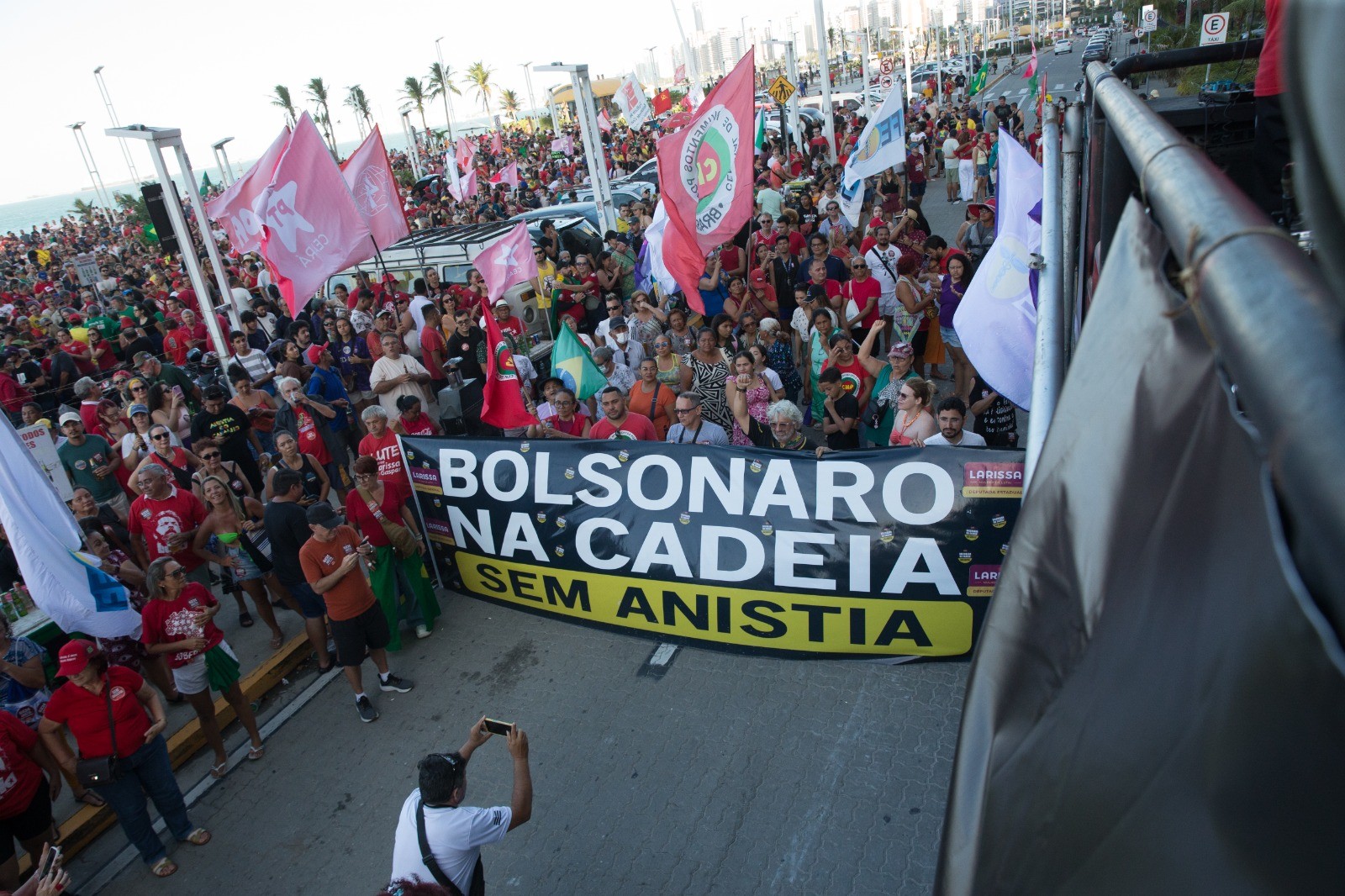 Manifestantes fazem ato contra PL da Dosimetria em Fortaleza; veja imagens e vídeos