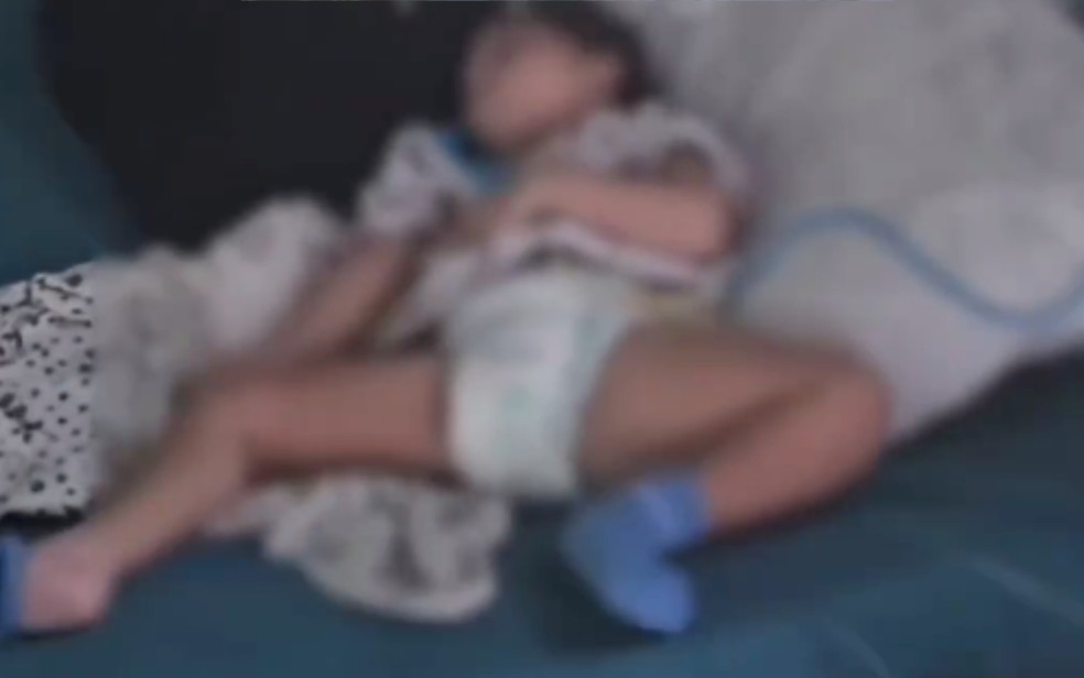 Criança com paralisia cerebral teve aparelho de oxigênio desligado pela mãe, em Aparecida de Goiânia — Foto: Reprodução/Polícia Militar