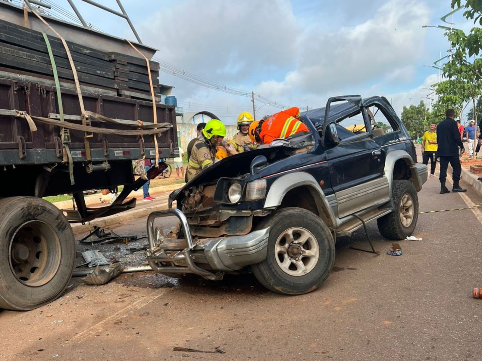 Boliviano morre e criança fica em estado grave após carro bater em carreta parada no Acre