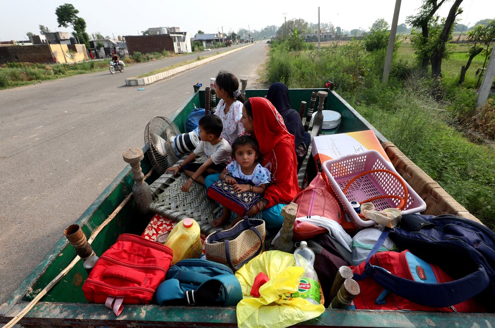 Autoridades da Índia evacuam moradores que vivem perto da fronteira com o Paquistão, em Suchetgarh — Foto: REUTERS/Stringer