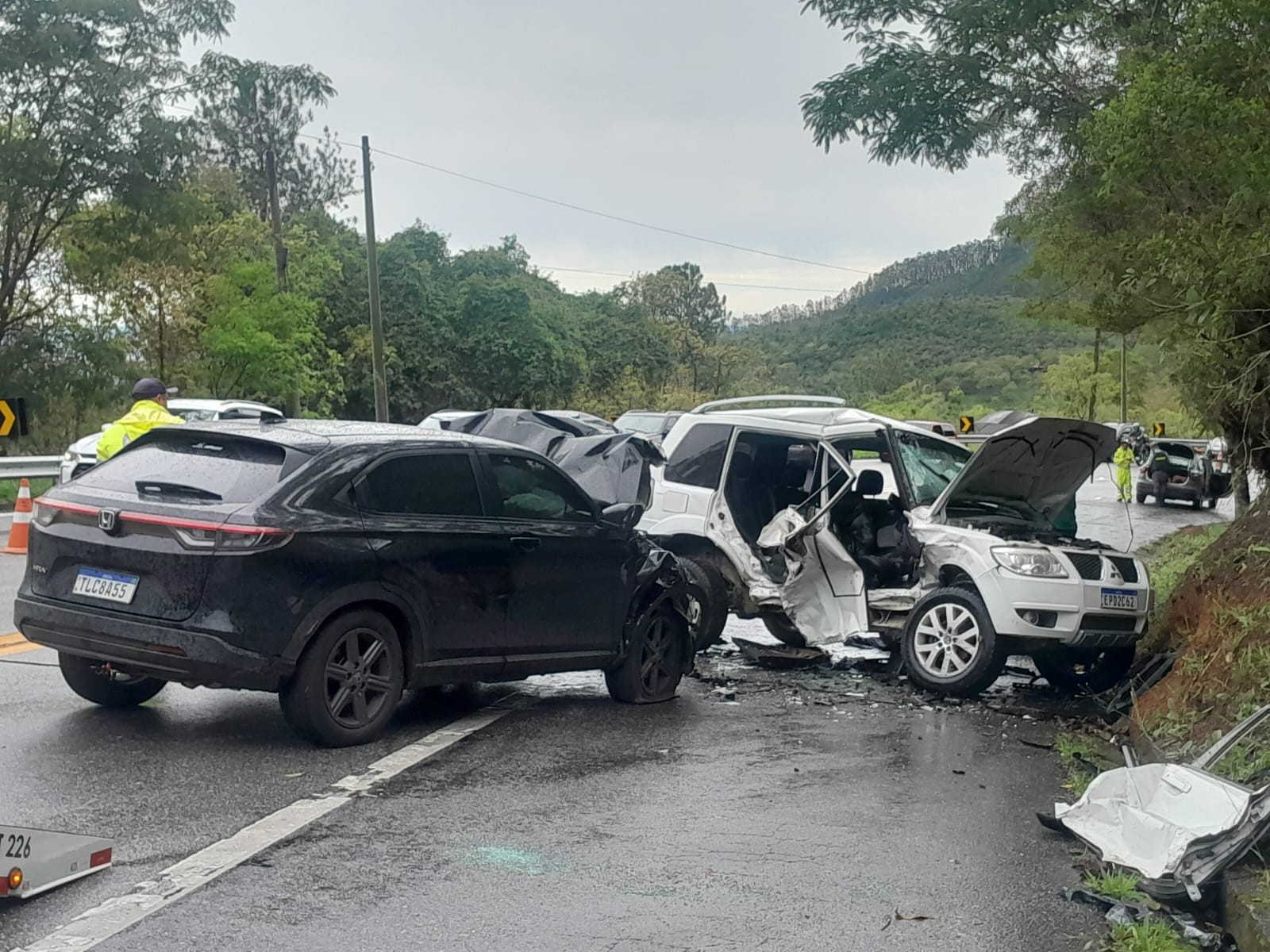 Acidente entre dois carros deixa três pessoas feridas na rodovia Floriano Rodrigues Pinheiro 