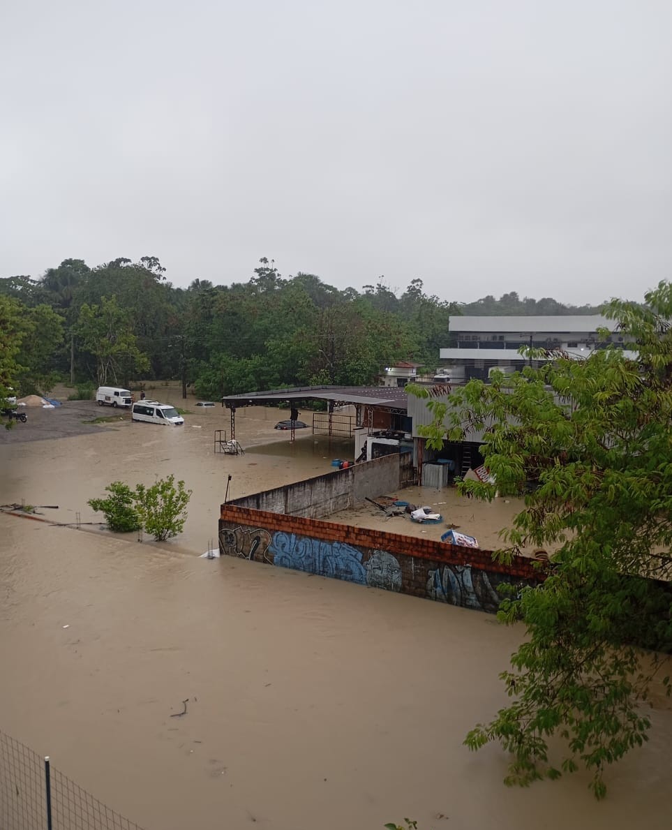Chuva causa alagamentos, deslizamentos e desabamento em Manaus neste sábado