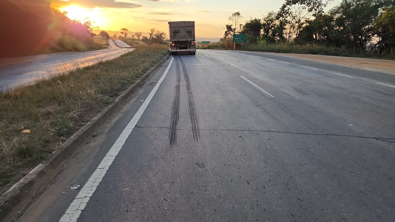 Pedestre é atropelado por caminhão ao sair de restaurante na BR-354, em Formiga