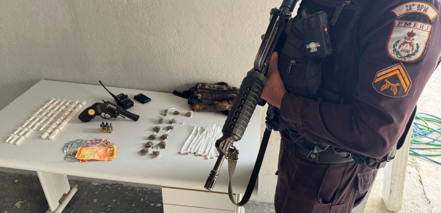 Suspeito de Envolvimento Com Tráfica de Drogas é PRESO POR AMAAR POLICIAIS COM ARMA EM VOLTA REDONDA