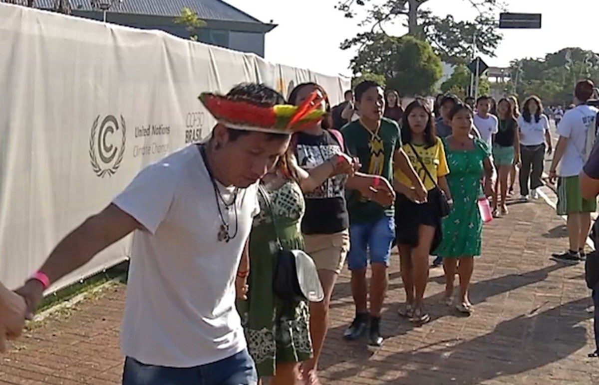 Ritual de pajelança indígena marca início da Cúpula do Clima em Belém