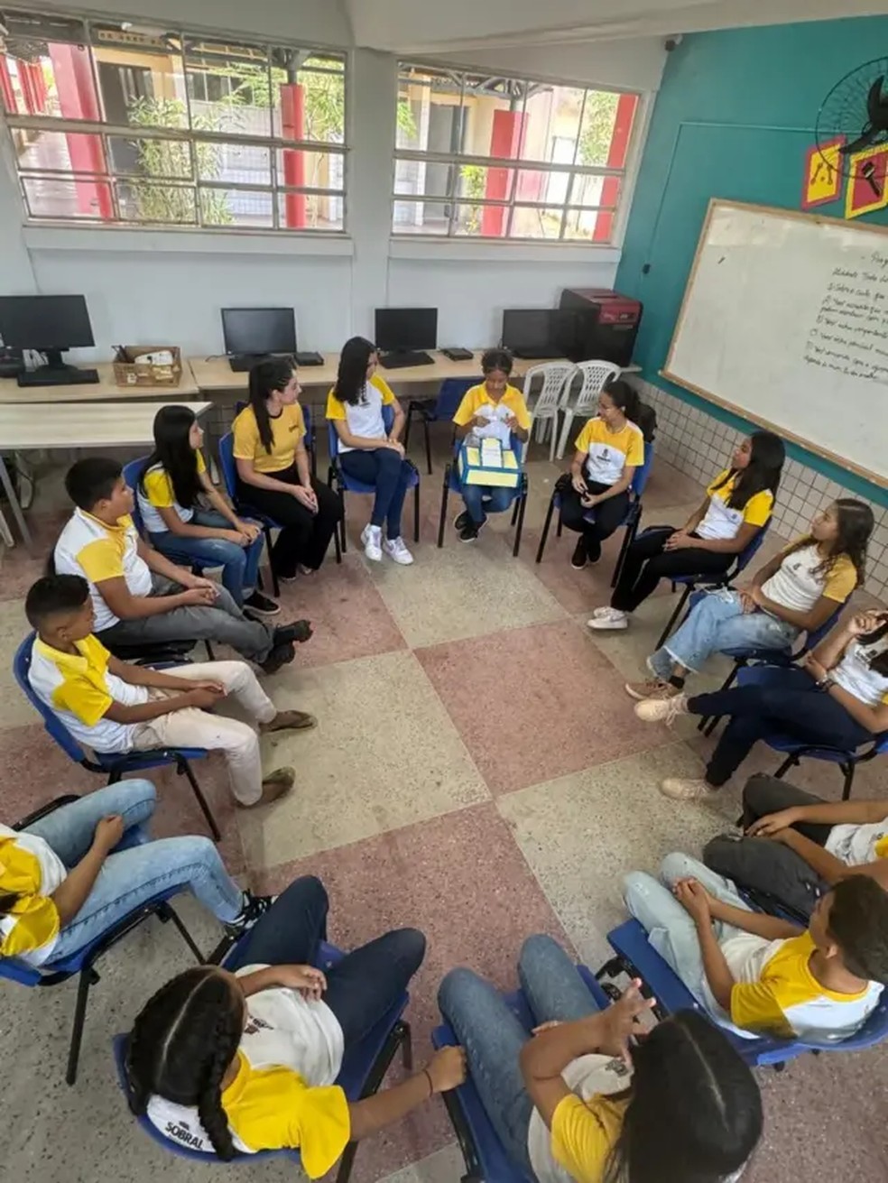 Alunos de escolas públicas de Sobral (CE) têm rodas de conversas durante as aulas — Foto: Divulgação