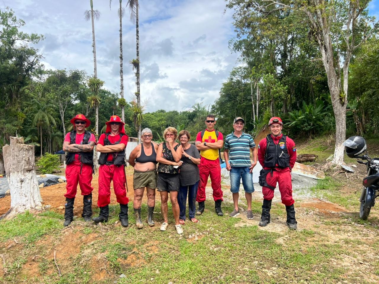 Três mulheres de 59, 70 e 71 anos são resgatadas após passarem mais de 20 horas perdidas em uma área de mata no litoral do PR