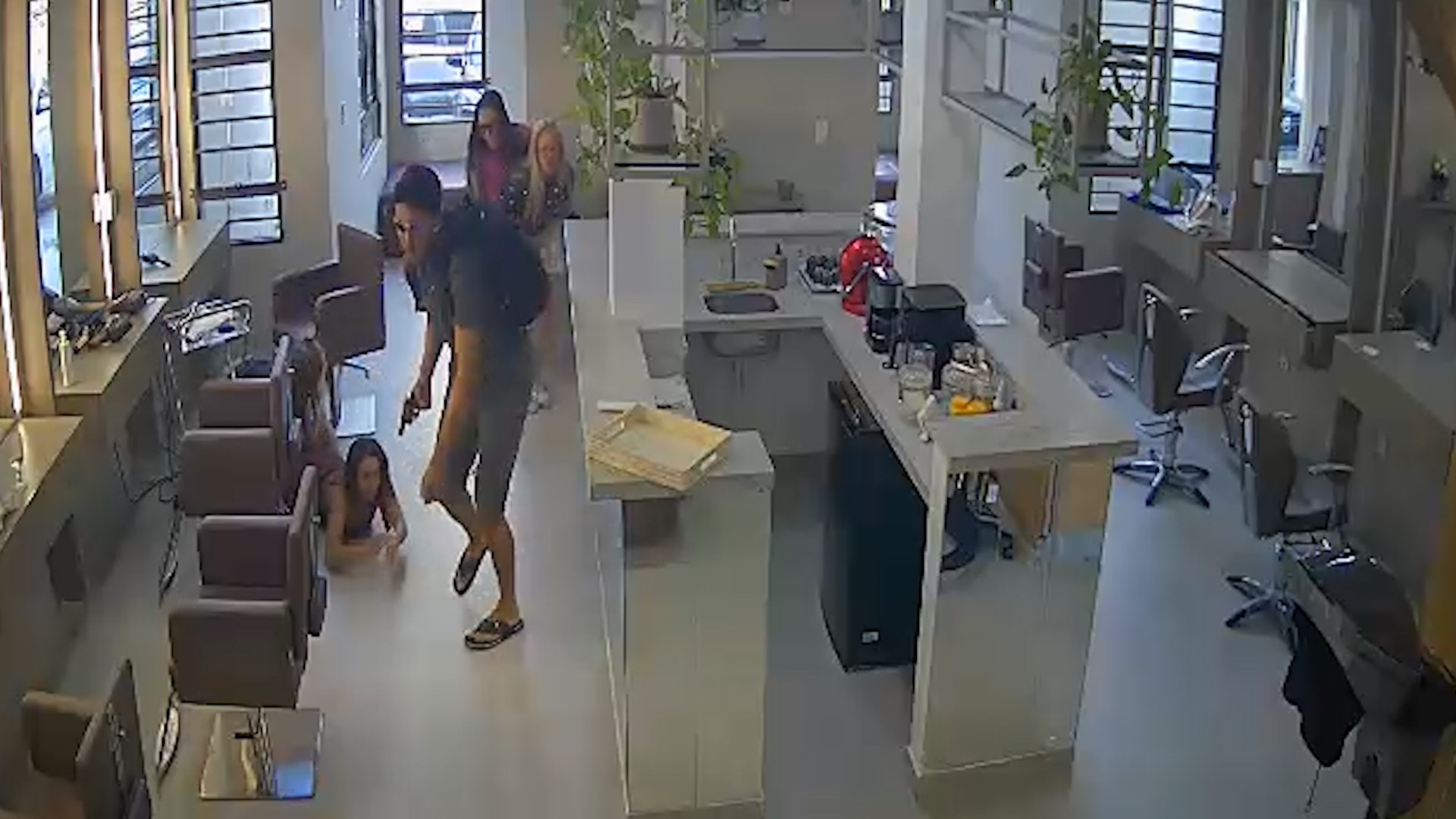 Homem é flagrado assaltando salão de beleza na orla de João Pessoa; VÍDEO