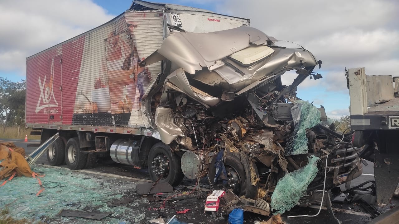 Motorista fica ferido e caminhão tem a frente destruída após acidente na BR-135