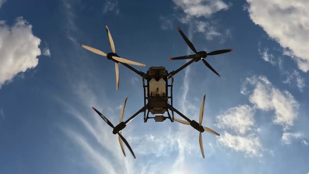 Fazendas economizam tempo e dinheiro com uso de drones na pulverização e impulsionam nova profissão no campo. Espírito Santo. — Foto: TV Gazeta