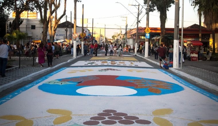 200 toneladas de areia e 1,5 mil voluntários: tradicional montagem dos tapetes de Corpus Christi reúne fiéis em Caçapava, SP
