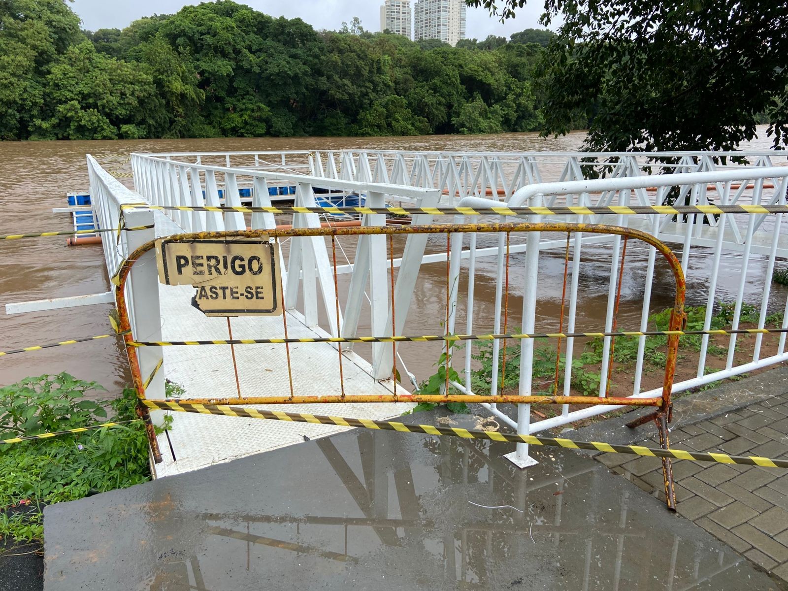 Novo píer turístico da Rua do Porto de Piracicaba é interditado 13 dias após inauguração; entenda 