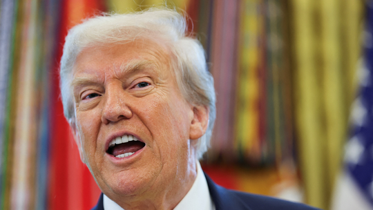 Como novas tarifas de Trump contra países que fazem negócios com a Rússia podem afetar a economia global -
As tarifas adicionais de importação impostas pelos Estados Unidos podem cortar o fluxo de petróleo e gás da Rússia no mercado global, reduzindo sua capacidade de financiar a guerra na Ucrânia. Mas pode haver um alto custo para a economia mundial.