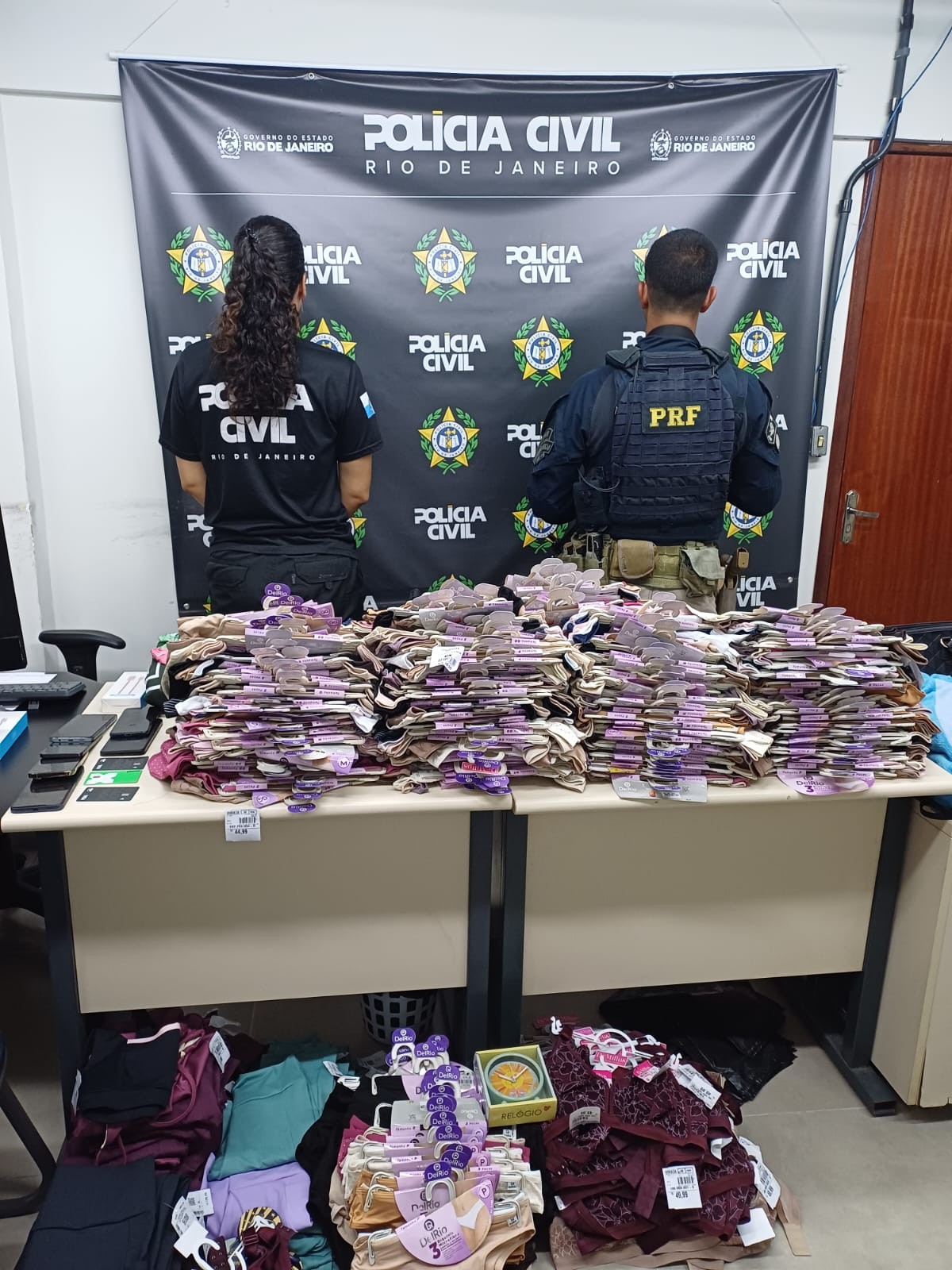 Grupo suspeito de furtar lojas em Volta Redonda é preso em ação conjunta entre PRF e Polícia Civil