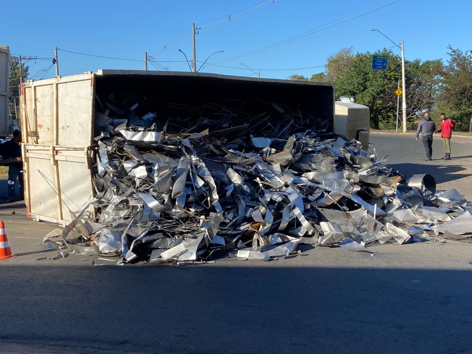 Caminhão bitrem com 12 toneladas de sucata tomba em rotatória do Bairro Jaraguá em Piracicaba