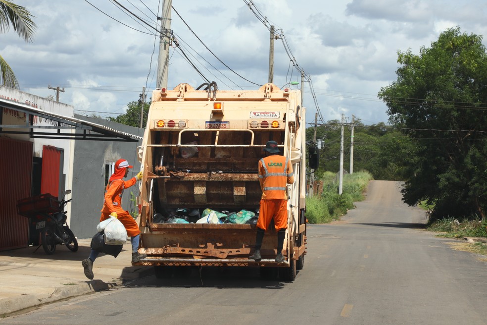 Coleta de lixo em Cuiabá — Foto: Luiz Alves