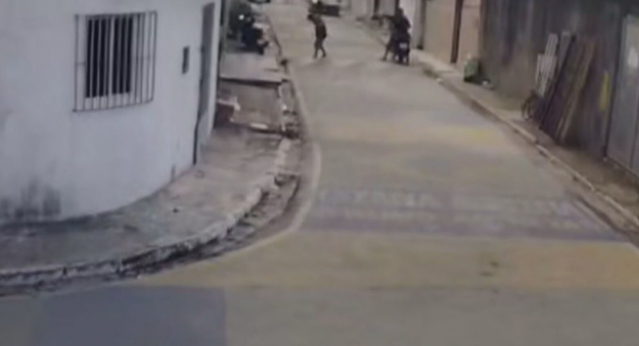 Homem é baleado no pescoço após tentar impedir roubo da moto do neto; VÍDEO