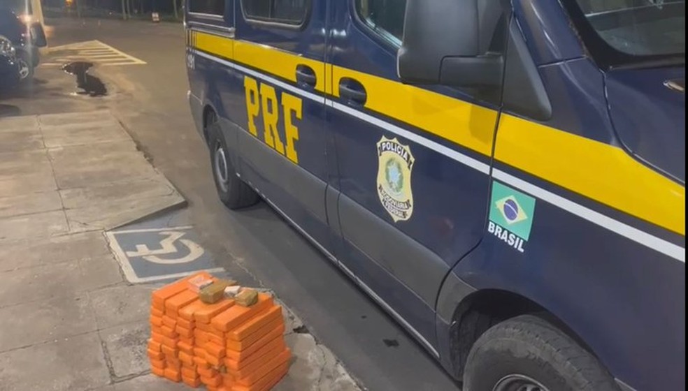 PRF apreende mais de 70 tabletes de maconha em ônibus e prende passageiro em Teresina — Foto: Divulgação /PRF-PI