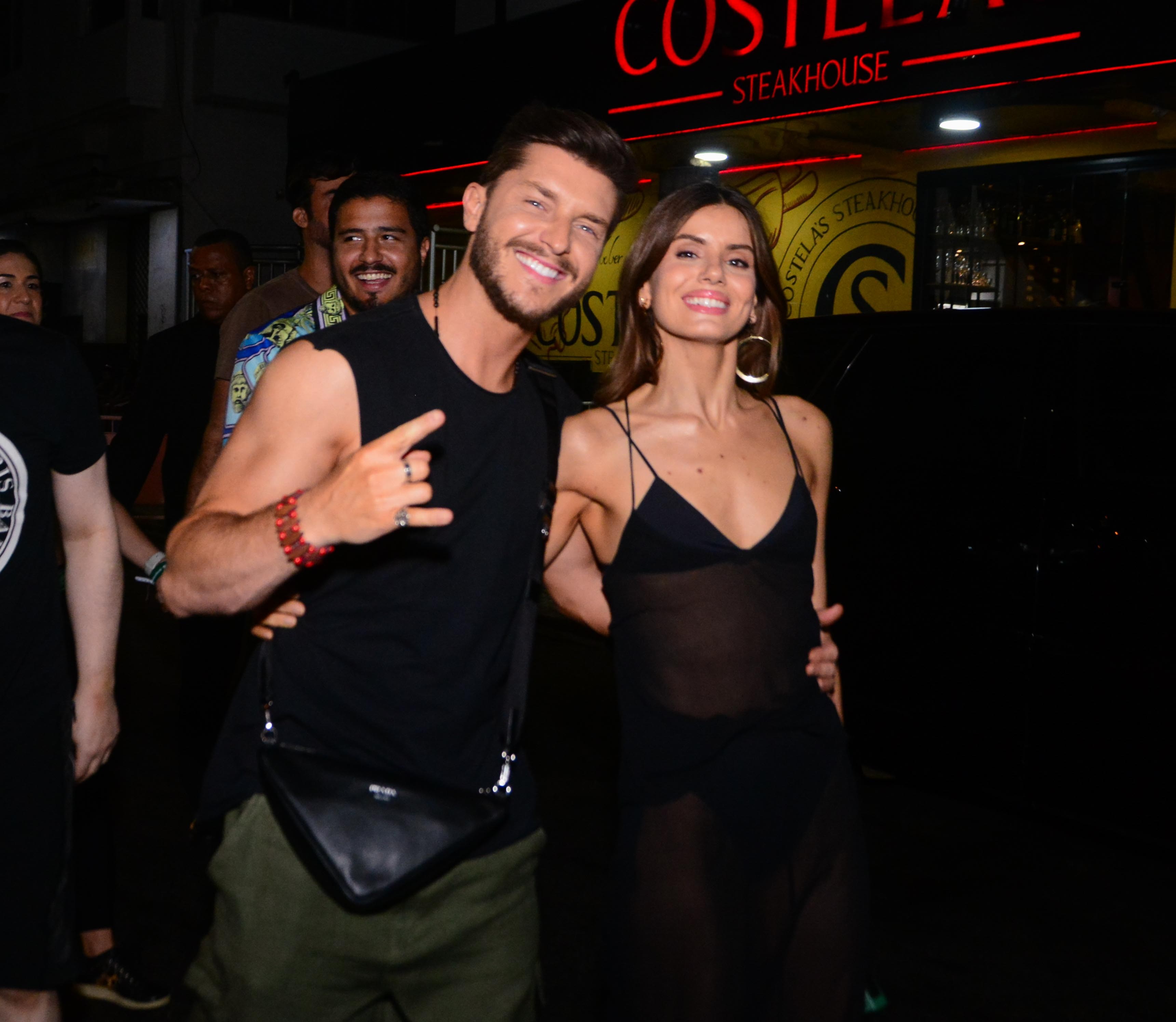 Camila Queiroz e Klebber Toledo anunciam gravidez | Pop & Arte
